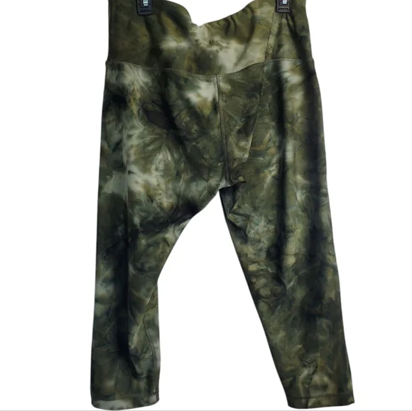 VOGO Atheletica Green Tie-Dye Capri Leggings Size 1X - Picture 5 of 7